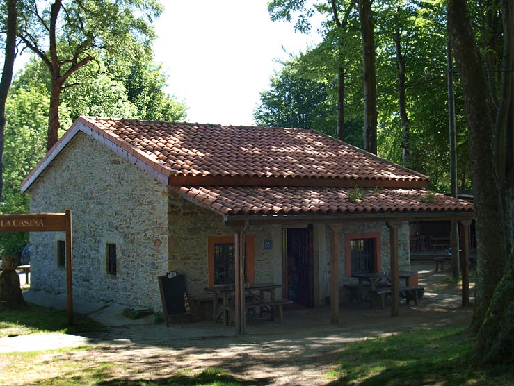 La Casina de San Roque es el único edificio si exceptúamos la Iglesia, que hay en el Campo de San Roque, lo atiende Tamara, y ofrece parrilla, comida casera, gran variedad de pinchos y tapas además de un inmejorable trato, yo de ser Usted iría a conocerlo..  