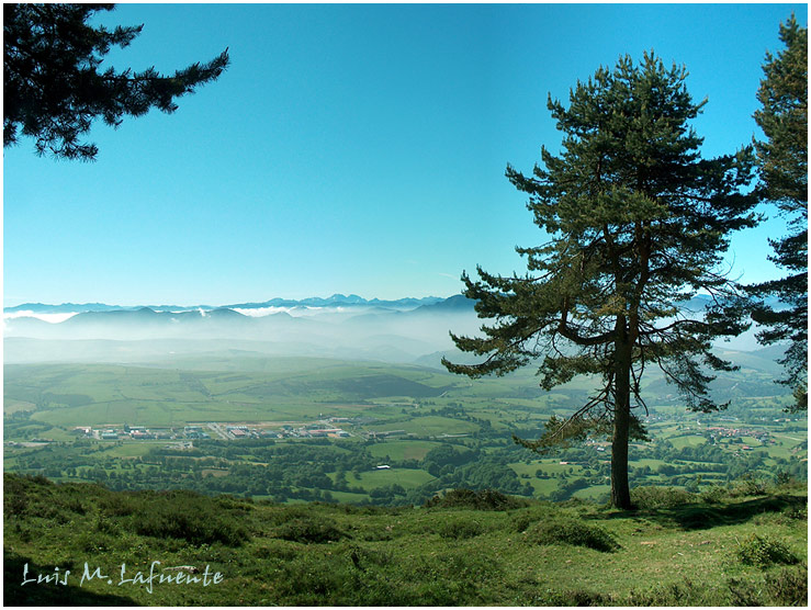 Panorámica de la zona de la Curiscada desde la Sierra de Tineo - Asturias, al fondo los Montes de Somiedo