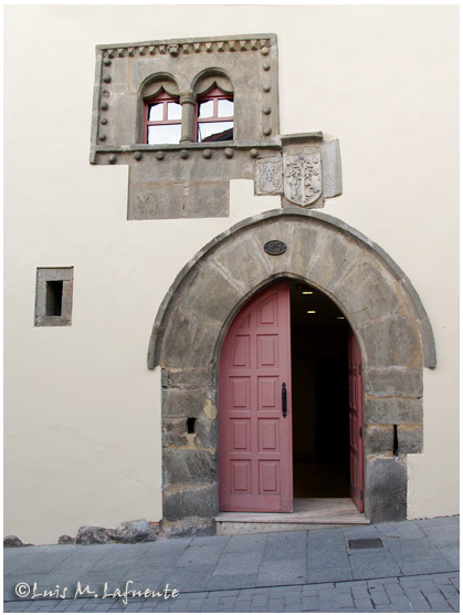 Ventana de doble arco, heráldica y portal de la Casa Palacio de los García de Tineo, siglos XV -XV6II Y XVIII - Camino de Santiago Primitivo - TINEO - Asturias