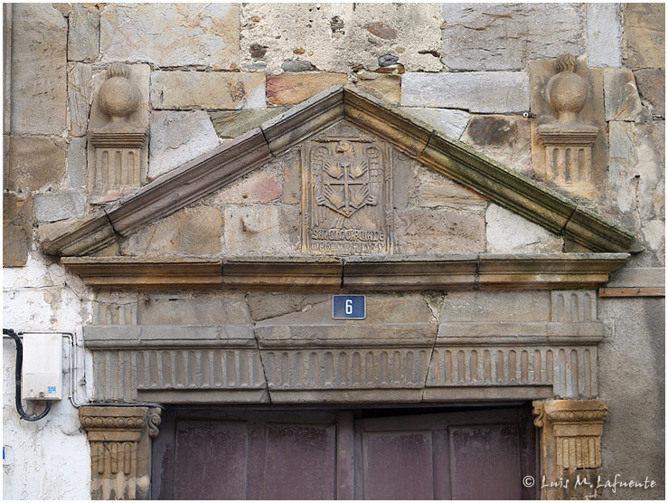 Portal, fachada con Heráldica de la  Casa Palacio de los Merás - Tineo - Asturias